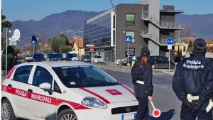 Ciclista aggredito. Spinto a terra e poi preso a calci
