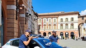 Scappano senza pagare il conto. Il cameriere li insegue in strada. Ma riceve un pugno in pieno volto