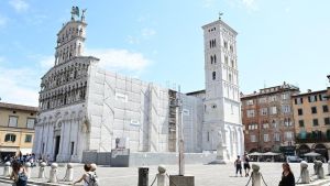 Riaffiorano antichi graffiti. Campanile di San Michele. Altro che vandali, è tutta storia