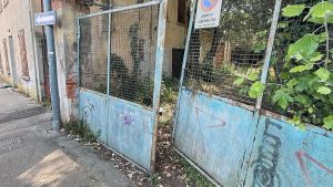Arcella, tra rifiuti ed escrementi il covo dei pusher: «Abbiamo paura»