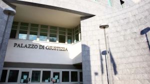 Botte e morsi alla ex compagna: due anni e mezzo di reclusione per un 34enne