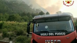 Incendio boschivo a Claut, le fiamme minacciano le case: in azione elicotteri e vigili del fuoco