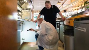 Wouter inspecteert eetgelegenheden op voedselveiligheid. Wat ziet hij achter de schermen?