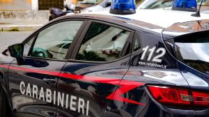 Litiga con l’amico che gli affitta l’appartamento, esce e dà fuoco alla casa. Poi si siede sulla panchina a guardarla bruciare