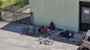 Il degrado di via Monti a Mestre: «Servono più controlli, la situazione è difficile. Residenti eroi»