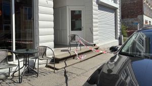 Mand stuk­ket med kniv i nat: Ger­nings­per­son på fri fod
