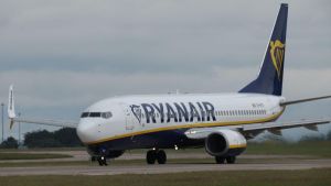 ‘Bilo je užasno’: Supruga iz Srbije spasila muža da ne ispadne iz aviona Rajanera