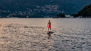 Da Lecco a Como in sup: la traversata-impresa di Matteo Colombo da un ramo del lago all'altro