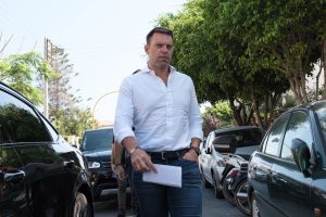 Θέλεις να σε μάθω τένις;