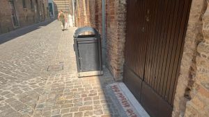 Scritte offensive con la vernice rossa davanti al Comune: individuato l’autore