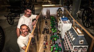 Una exposición recrea en el Cementerio de Montjuïc con figuras de Playmobil ritos de la muerte de distintas culturas