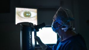 Ringiovanire le cellule con gli ‘interruttori genetici’: primo test sull’uomo, ma solo per curare le malattie dell’occhio
