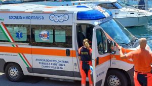 Si tuffa e finisce sugli scogli. Paura per un giovane: soccorso con l’elicottero all’Elba