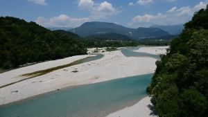 Uomo disperso dopo il bagno con i figli nel Tagliamento: bimbo in condizioni gravissime