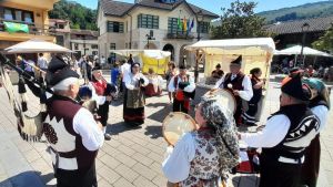 Día de fiesta para las ocho Polas de Asturias y León: los vecinos se reúnen en Sobrescobio para vivir una jornada que realza 