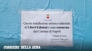 A piazza Dante il Comune rimuove i cartelloni in ricordo di Mario Paciolla: è polemica