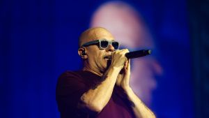 Max Pezzali sbarca a San Siro, verso il record: “È la tournée dove racconto meglio gli anni ’90”