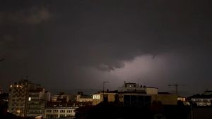 Una espectacular tormenta eléctrica ilumina el cielo de Asturias