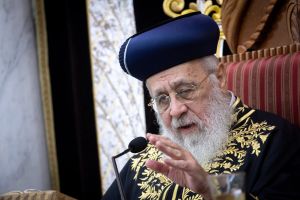 Top Shas rabbi signals openness to working with Eisenkot rather than Netanyahu after election