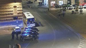 Livorno, notte di caos in Venezia: auto e scooter danneggiati e lancio di oggetti – Un uomo finisce in ospedale