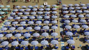 Il bando per le spiagge, agevolazioni a chi c’è già. “Ma sono favoriti gli hotel”