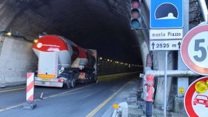 Statale 36, finiti i lavori alla galleria Monte Piazzo: il traffico torna fluido. Ma il tunnel avrà vita breve