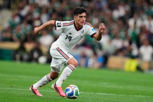 Un nuevo vikingo: Captan a Gilberto Mora remando en el juego Noruega vs. Inglaterra