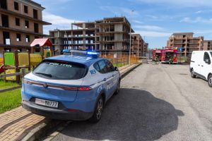 Ferrara, aizza i suoi cani contro i passanti: quattro persone prese a morsi