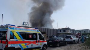 Paura a Migliarino. Incendio manda in fumo l’ottava azienda di rifiuti