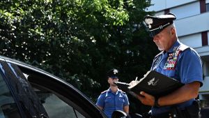 Si barrica e minaccia i carabinieri con una pala