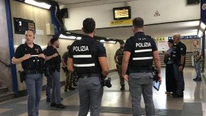 Denunciato minorenne. Era in stazione con il tirapugni