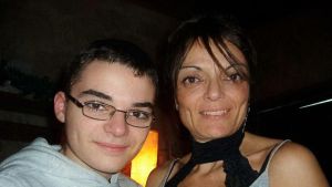 La mamma di Andrea, il ragazzo dai pantaloni rosa: “Grazie Milano. Ora mio figlio sarà ancora più immortale”