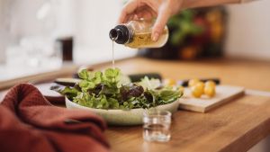 Guida il furgone ubriaco, l’assurda giustificazione per evitare guai: “Colpa dell’aceto nell’insalata”