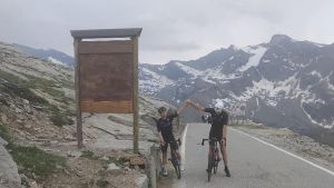Everesting in bicicletta al Nivolet, nove salite per i due amici di Castellamonte Amore e Aimar