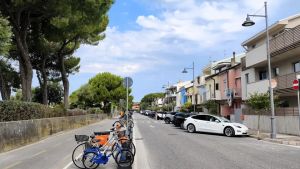 Nel parcheggio per disabili con il pass del morto: turista multato a Grado