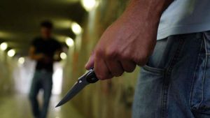 Allarme coltelli tra i giovani. Ragazzini armati a 13 anni. E lame nascoste negli zaini