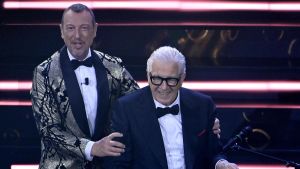 “Peppino di Capri, senatore evergreen della canzone italiana”. Il tributo della Treccani. Il manager: “Cantò a Sanremo dopo l’ischemia” / Oggi i funerali a Capri