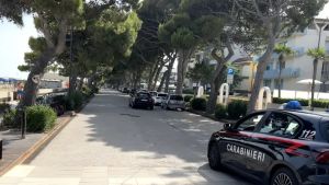 Ruba una borsa in spiaggia a Lignano e usa la carta di credito della vittima: denunciato