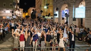 A Trieste lancio del tocco in piazza per 187 dottori di ricerca: «Investiamo sul futuro»