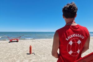 Lido di Spina, arrivano i bagnini in spiaggia libera
