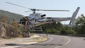 Nuovo incendio in Carso, fiamme nel bosco a Bristie: l’elicottero in azione per spegnere il rogo