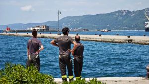 Auto precipita in mare dal Molo Audace, salvato un uomo a Trieste