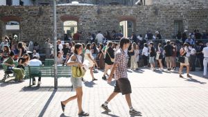 In centinaia sfidano il caldo per un posto sul set: tutti in coda per il casting a Firenze