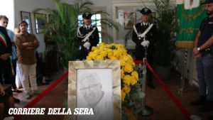 Addio a Peppino di Capri, l'arrivo del feretro nella camera ardente. Il rito su maxi schermi