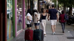 Los pisos turísticos de Madrid se expanden del centro a los barrios más vulnerables: 