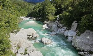 Reševanje na težkem terenu: Slovaka z zlomom gležnja pripeljali kar v raftu
