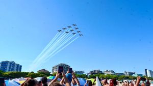 A Lignano lo spettacolo delle Frecce Tricolori: esibizioni e acrobazie sopra la spiaggia