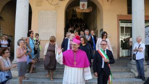 Faenza abbraccia il nuovo vescovo: lo squillo delle chiarine accoglie monsignor Morandi