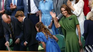 Kate splende in verde a Wimbledon, George lotta con il caldo, Charlotte sceglie il blu. La finale di reali (e vip)