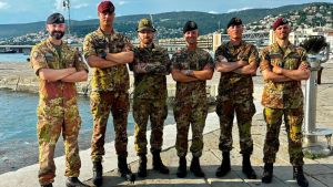 Accademia di Modena, militari eroi salvano uomo che finisce in acqua con l’auto. Crosetto: “Orgogliosi di loro”